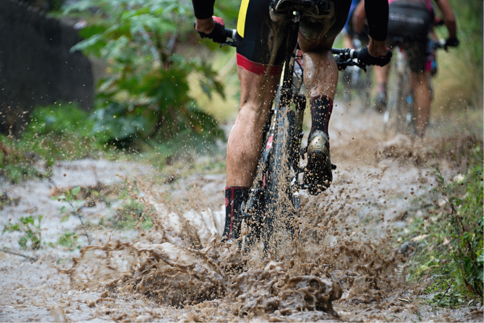 jazda rowerem mtb w deszcz